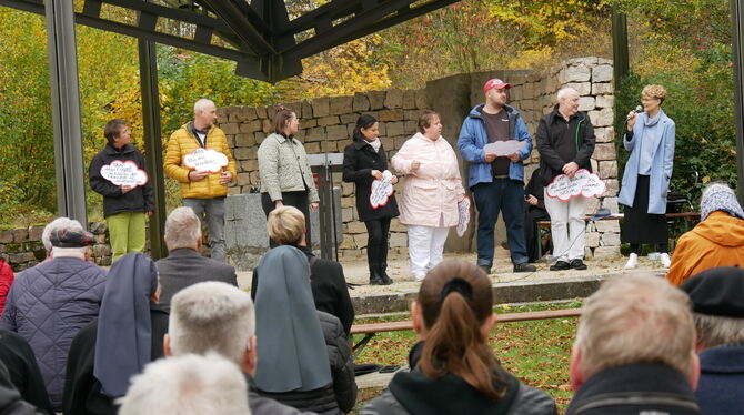 Während des Gedenkgottesdienstes in Grafeneck am Sonntag stellte eine Gruppe Haupt- und Ehrenamtlicher ihr Projekt vor, um an di