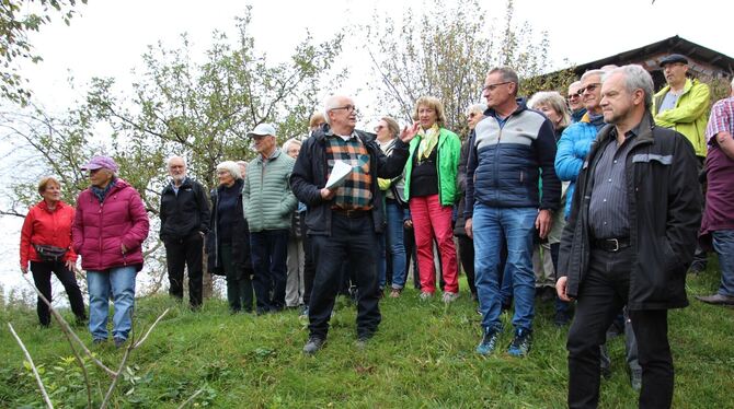 Über 40 Menschen haben die historische Ortsführung am Wochenende in Öschingen besucht. Ortshistoriker Hans Martin Schneider klär