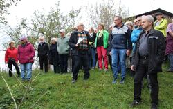 Über 40 Menschen haben die historische Ortsführung am Wochenende in Öschingen besucht. Ortshistoriker Hans Martin Schneider klär