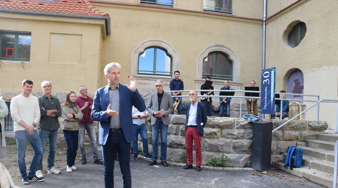 Boris Palmer freute sich darüber, dass der Altbau des Kepler-Gymnasiums nun wieder genutzt werden kann.  FOTOS: NOWARA