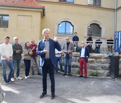 Boris Palmer freute sich darüber, dass der Altbau des Kepler-Gymnasiums nun wieder genutzt werden kann.  FOTOS: NOWARA