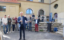 Boris Palmer freute sich darüber, dass der Altbau des Kepler-Gymnasiums nun wieder genutzt werden kann.  FOTOS: NOWARA