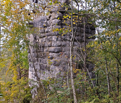 Je mehr die Herbstblätter fallen, desto deutlicher wird die Ruine sichtbar.