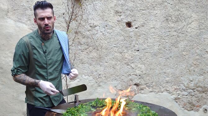 Andreas Bögel vom »Odin« in Blaubeuren versucht sich hier an wildem Broccoli. Die schnöde Stahlplatte ahmt heiße Steine nach.