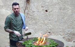 Andreas Bögel vom "Odin" in Blaubeuren versucht sich hier an wildem Broccoli. Die schnöde Stahlplatte ahmt heiße Steine nach.