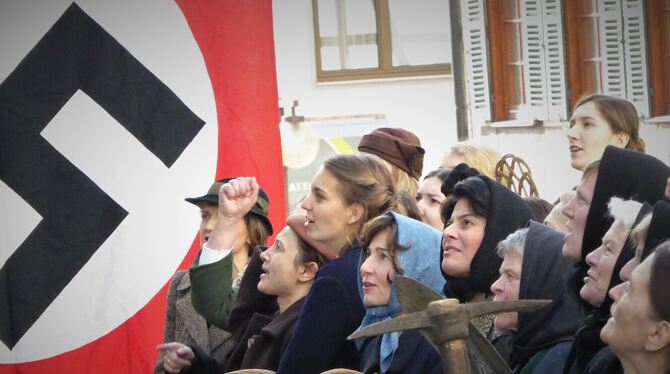 So ähnlich könnte es ausgesehen haben: Eine Szene aus dem Doku-Drama des SWR über den Pfullinger Frauenaufstand.  FOTO: AV MEDIE