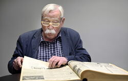 Ex-Redakteur Hagen Kluck blättert beim Termin am Burgplatz im GEA-Archivband von 1966. FOTO: PIETH