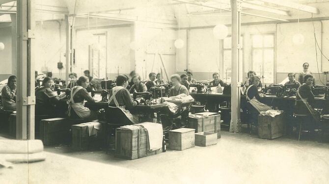 Näherinnen von Hugo Boss im Jahr 1938. FOTO: STADTARCHIV METZINGEN Näherinnen von Hugo Boss im Jahr 1938. FOTO: STADTARCHIV METZINGEN