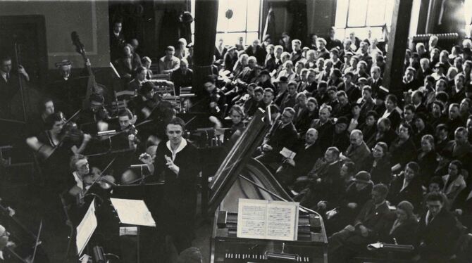 Das von Hans Grischkat (Mitte) 1945 gegründete »Städtische Symphonie-Orchester«, die spätere Württembergische Philharmonie, bei Das von Hans Grischkat (Mitte) 1945 gegründete »Städtische Symphonie-Orchester«, die spätere Württembergische Philharmonie, bei
