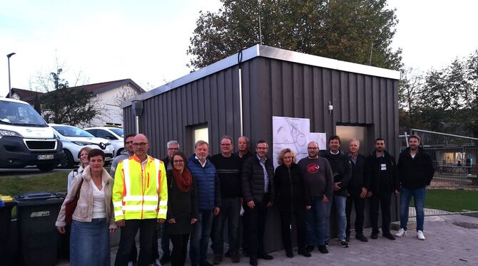 Der Bezirksgemeinderat Altenburg hat das Regenüberlaufbecken besichtigt. Zum Gruppenfoto haben sich die Rats-Mitglieder vor dem