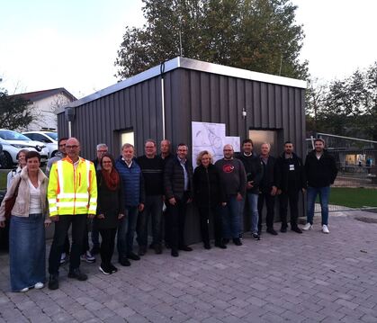 Der Bezirksgemeinderat Altenburg hat das Regenüberlaufbecken besichtigt. Zum Gruppenfoto haben sich die Rats-Mitglieder vor dem 