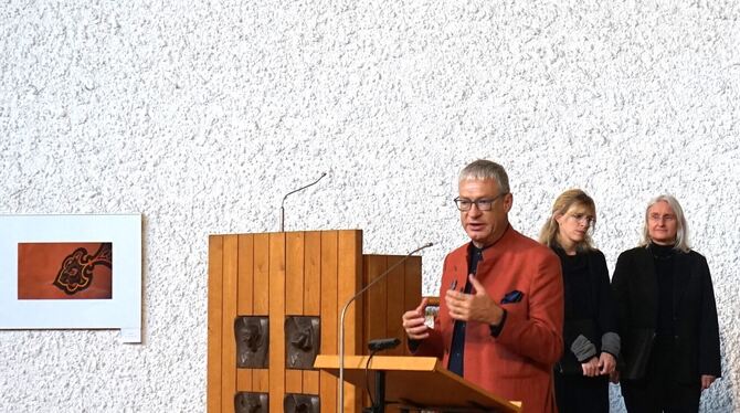 Ausstellungsmacher Jochen Gewecke aus Mössingen bei der Eröffnung.  FOTO: STRAUB