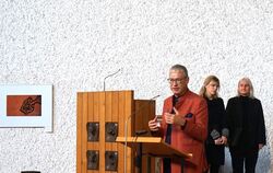 Ausstellungsmacher Jochen Gewecke aus Mössingen bei der Eröffnung.  FOTO: STRAUB