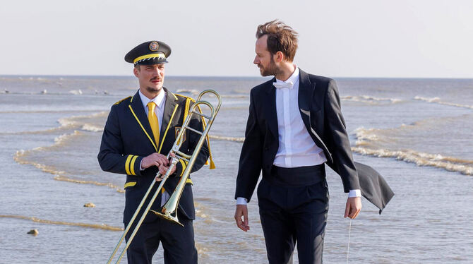 en fanfare französische filmtage eröffnungsfilm szene foto neue visionen agat films france 2 cinéma Pierre Lottin als Jimmy und Benjamin Lavernhe als Thibaut im Eröffnungsfilm »En fanfare - Die leisen und die großen Töne«.