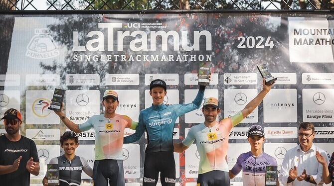 Der Bad Uracher Profi Martin Frey (Mitte) gewinnt im Oktober 2024 das Mountainbike-Rennen in Girona (Spanien) und feiert damit e