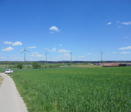 In Hengen entstehen vier Windräder. Diese Visualsierung zeigt den Blick Richtung Nordosten auf dem Weg vom Wasserhochbehälter zu