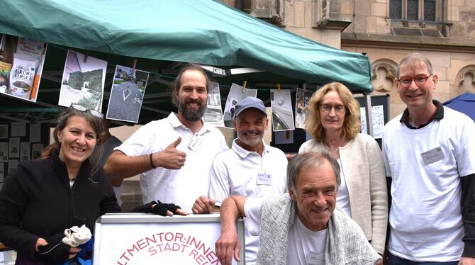 Die Umweltmentoren an einem Informationsstand.  FOTO: PR