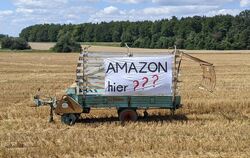 "Amazon hier???", hatte Hermann Kiefer noch vor einigen Wochen mit diesem Transparent auf einem Acker im künftigen Gewerbegebiet