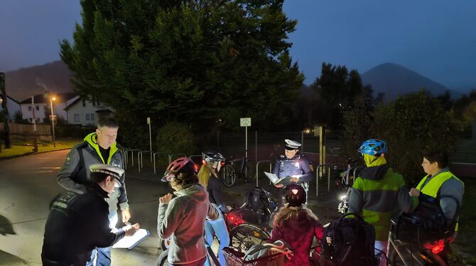 Bei diesen Rädern ist alles in bester Ordnung, die Kinder sind auch alle mit Helm gekommen. Die Polizistinnen Silke Honold (link