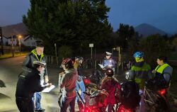 Bei diesen Rädern ist alles in bester Ordnung, die Kinder sind auch alle mit Helm gekommen. Die Polizistinnen Silke Honold (link