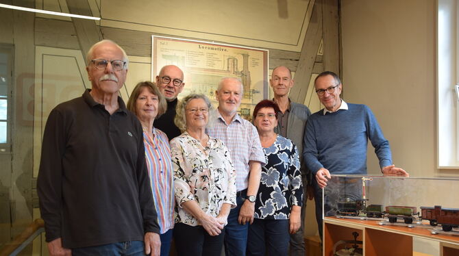 Der Arbeitskreis Schlossmuseum eröffnet am Sonntag seine erste Ausstellung. Rechts im Bild: Bürgermeister Bernd Haug.