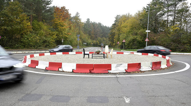 In einem Kreisverkehr in Tübinger steht eine Art Wohnzimmer: Mit Tisch, Stühlen, Tellern, Bierkrügen und sogar einer Stehlampe.