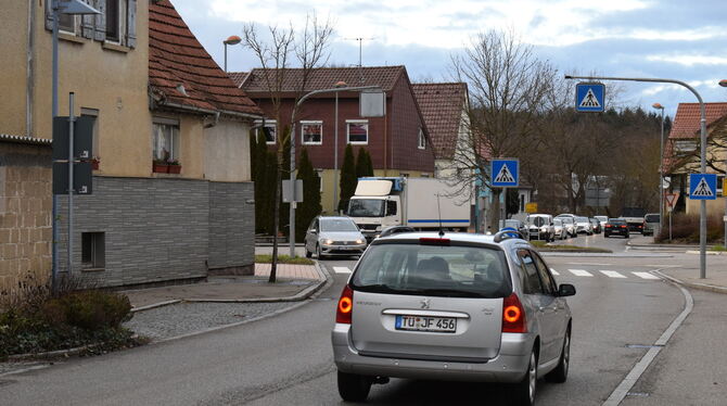 Für Wannweil ein gewohntes Bild: die tägliche Blechkarawane aus Autos und Lastwagen in der Ortsdurchfahrt. Fünf Jahre nach den i