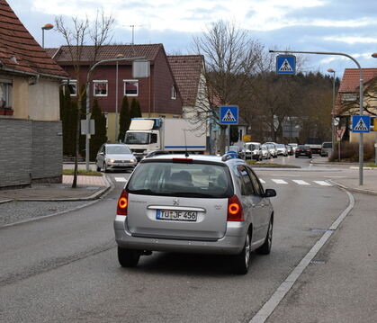 Für Wannweil ein gewohntes Bild: die tägliche Blechkarawane aus Autos und Lastwagen in der Ortsdurchfahrt. Fünf Jahre nach den i