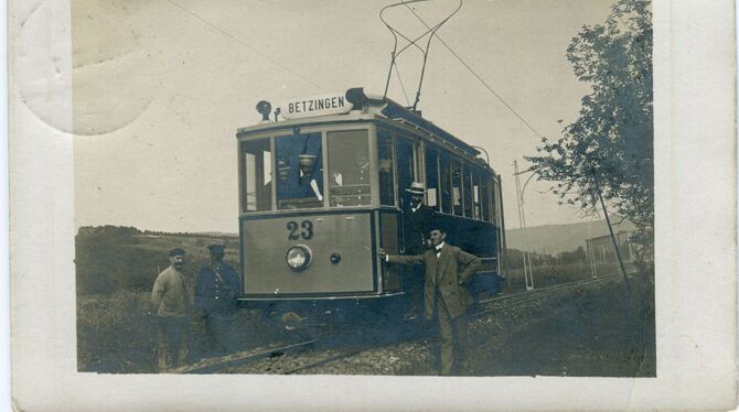 Peter Weckherlin fand auf einer Tauschbörse diese Bild-Postkarte von der ersten Probefahrt der elektrifizierten Straßenbahn.  FO