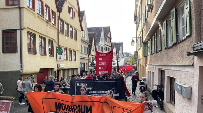 »Wessen Straße? Unsere Straße! Wessen Häuser? Unsere Häuser!« riefen die Demonstraten während der Protestaktion.