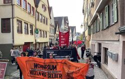 "Wessen Straße? Unsere Straße! Wessen Häuser? Unsere Häuser!" riefen die Demonstraten während der Protestaktion.