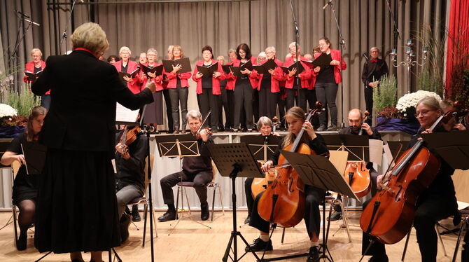 Der Gemischte Chor unter der Leitung von Brigitte Neumann in Begleitung des Kammermusikkreises der Musikschule Eningen