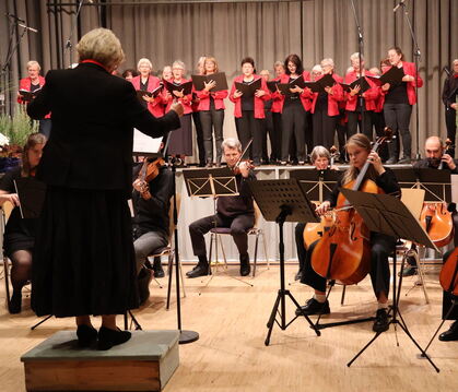 Der Gemischte Chor unter der Leitung von Brigitte Neumann in Begleitung des Kammermusikkreises der Musikschule Eningen