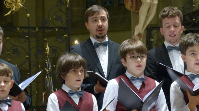 Sänger des Knabenchors Capella Vocalis bei ihrem Auftritt in Bad Urach.