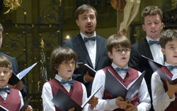 Sänger des Knabenchors Capella Vocalis bei ihrem Auftritt in Bad Urach.