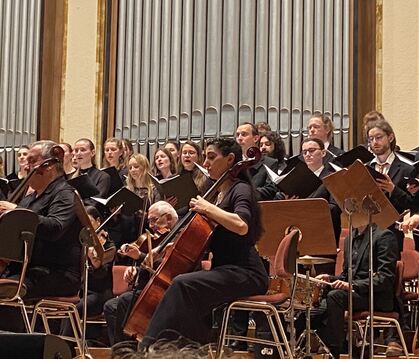 Das National Chamber Orchestra of Armenia und der Akademische Chor der Universität Tübingen bei der Aufführung im Festsaal der N