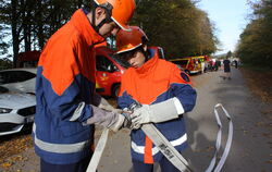 Konstantin Frank (links) und Salvador Seiler von der Mössinger Jugendfeuerwehr.