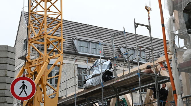 Das Fachwerk für den Neubau an der Oberamteistraße Nummer 34 ist schon ziemlich weit gediehen.