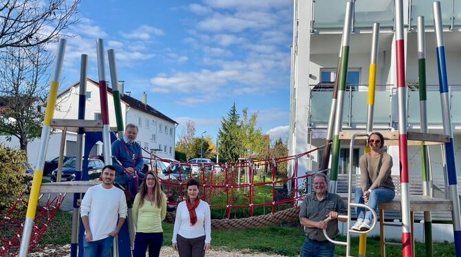 Haben an der Spielplatz-Erneuerung mitgewirkt: (von links) Lucas Baum, Hans-Walter Backes, Miriam Maus, Tanja Münch, Erich Diebo