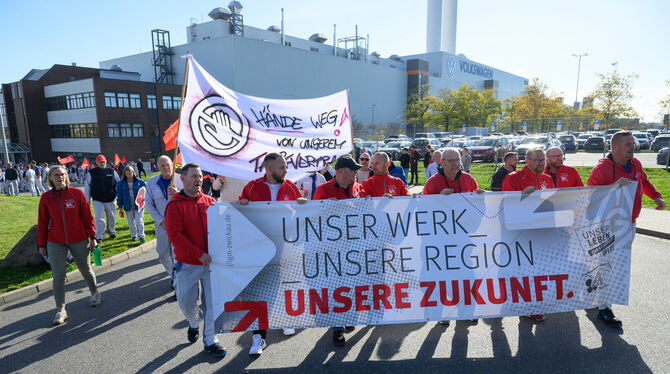 Beschäftigte von Volkswagen sind am Werkstor in Zwickau zu einer Infoveranstaltung des Betriebsrates zusammengekommen. Die Volks