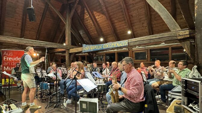 Beim Weinfest der Stadtkapelle Metzingen sorgten am Freitag »Die Häfner« aus Aichtal-Neuenhaus für Stimmung in der Kelter.  FOTO