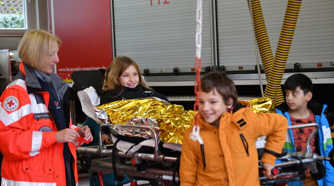 Viertklässler der Gottlieb-Rühle-Grundschule am landesweiten »Helfertag«. FOTO: SCHERTLIN