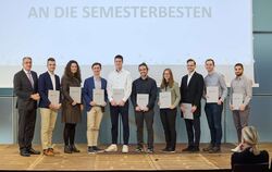 Wurden im festlichen Rahmen gefeiert: Die Semesterbesten aus allen fünf Fakultäten (hier zu sehen die Fakultät Technik).  FOTO: 