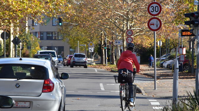 Weil die Stadtverwaltung bemerkt hat, dass die Fahrbahn zu schmal ist, wurde ohne Vorankündigung ein Überholverbot für Zweiräder