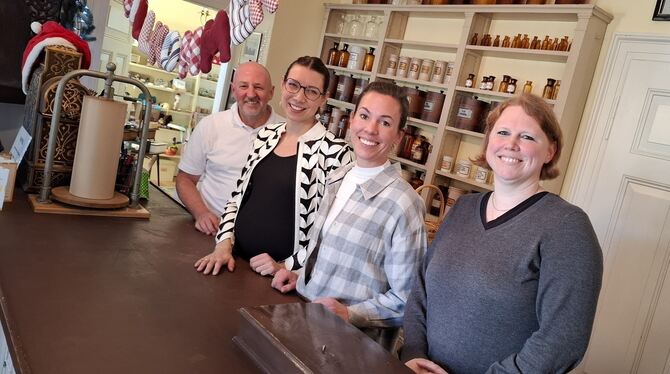 Villa AllerHand Trochtelfingen Alte Apotheke Verein Kleine Leute, große Träume Sie heißen Gäste in der Villa AllerHand willkommen (von links): Bernd Burkhardt, der für guten Kaffee sorgt, Isabell und Eva Fre