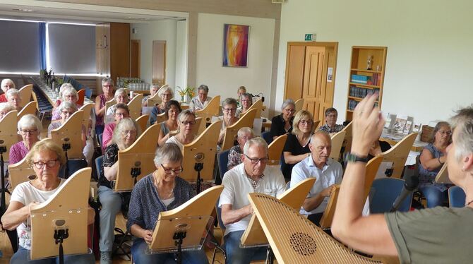 Tischharfentreffen in Böhringen mit Vorbereitung der beiden Konzerte am 2. und 3. November in St. Johann und Pfullingen.  FOTO: