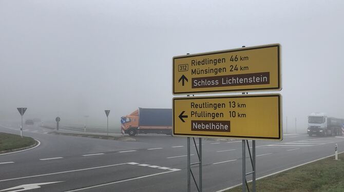 Viel Nebel an der L230 bei Genkingen. Doch eine Kleinigkeit fehlt: der Buchstabe L. So weist das Schild auf die Nebelhöhe und ni