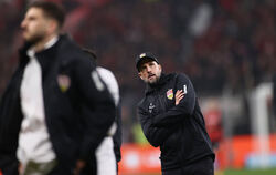 Kann es vermutlich selbst nicht fassen, dass seine Mannschaft mit einem Punktgewinn aus dem Topspiel geht: VfB-Coach Sebastian H