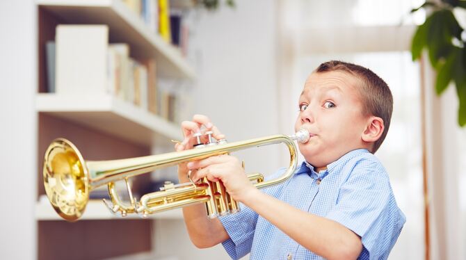Trumpet, boy, music, child, kid, playing, skill, children, instrument, lesson, learn, adorable, cute, educational, baby, trumpet Nachwuchssorgen? Von wegen: Anders als noch in den 1980er-Jahren ist volkstümliche Blasmusik bei der Jugend heute beliebt.