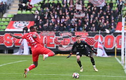 Pech: Onesi Kuengienda trifft in dieser Szene den Pfosten. Rechts: Villingens Keeper Fabio Krißler. 